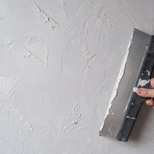applying-decorative-putty