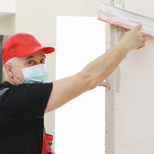 builder-in-protective-mask