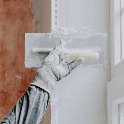 one-hand-in-a-construction-glove