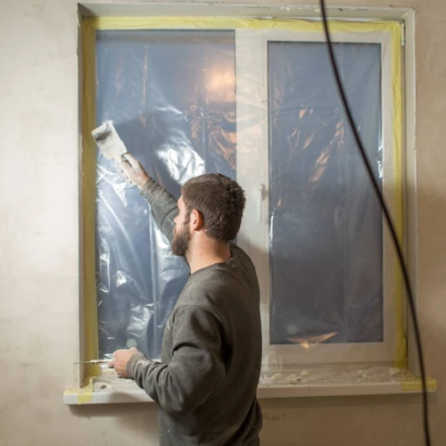 a-man-plasterer-putty