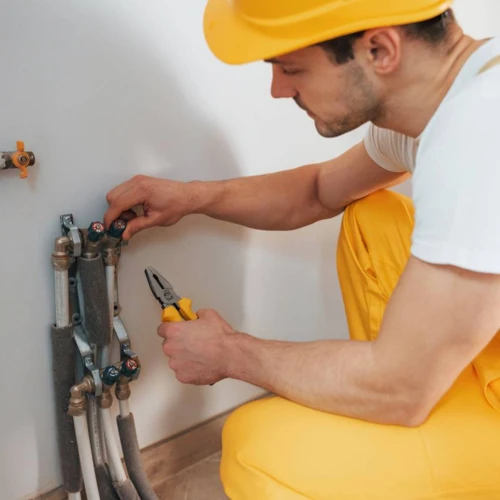 handyman-in-yellow-uniform