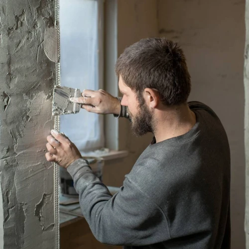 a-man-plasterer-mounts